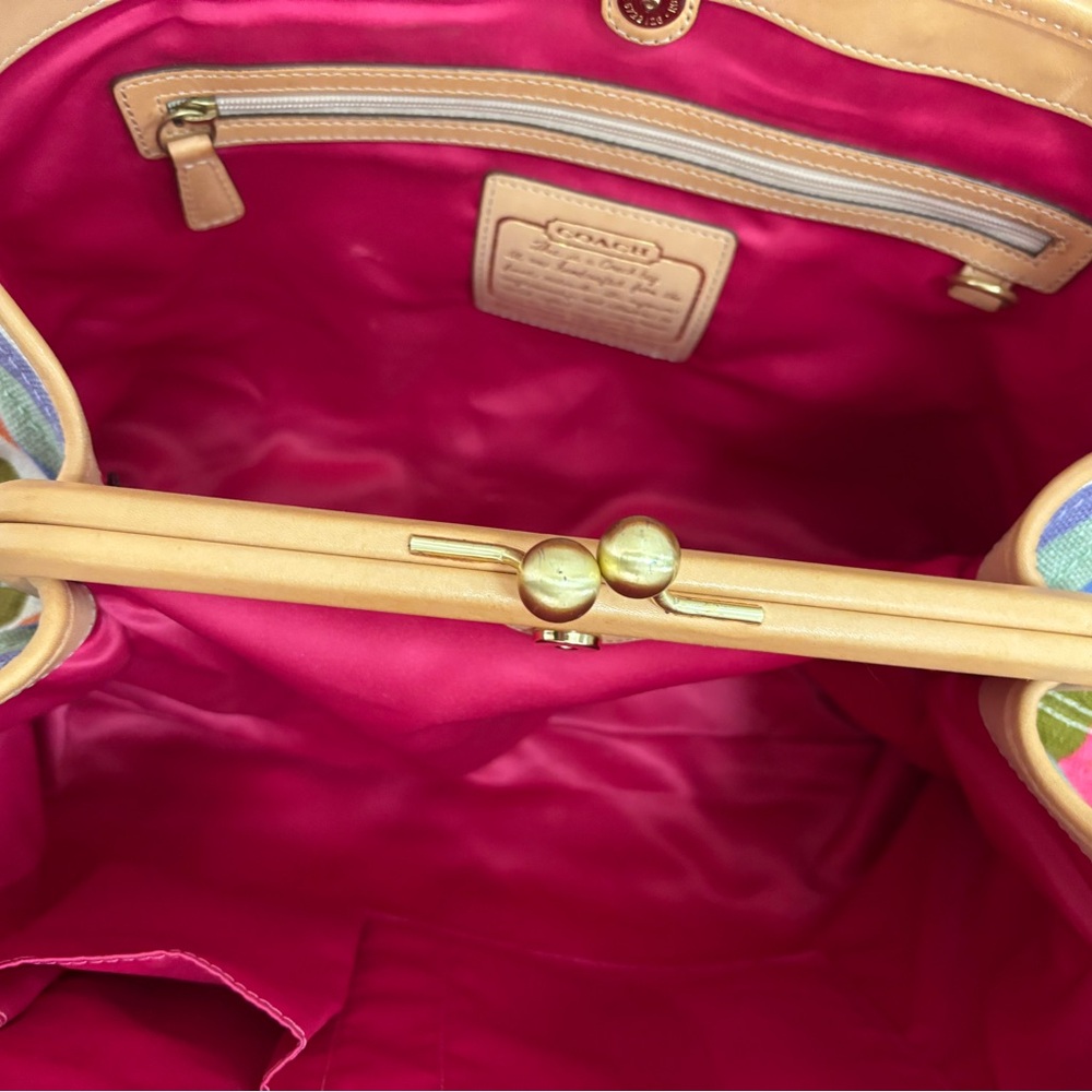 Coach M0871-13487 Hamptons 10th Anniv Limited Ed Heritage Stripe Kiss Lock EUC - Picture 8 of 14